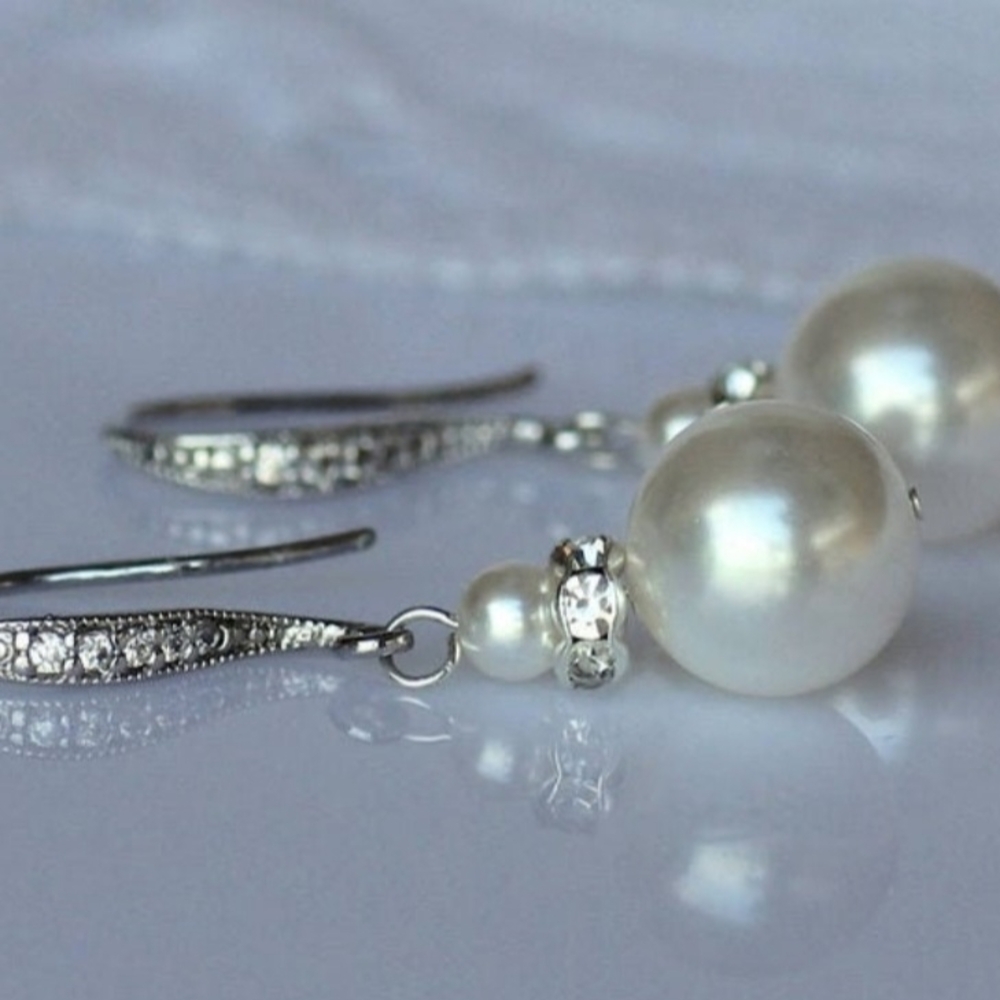 Elegant Silver Pearl Jewelry Set - Picture 4 of 5